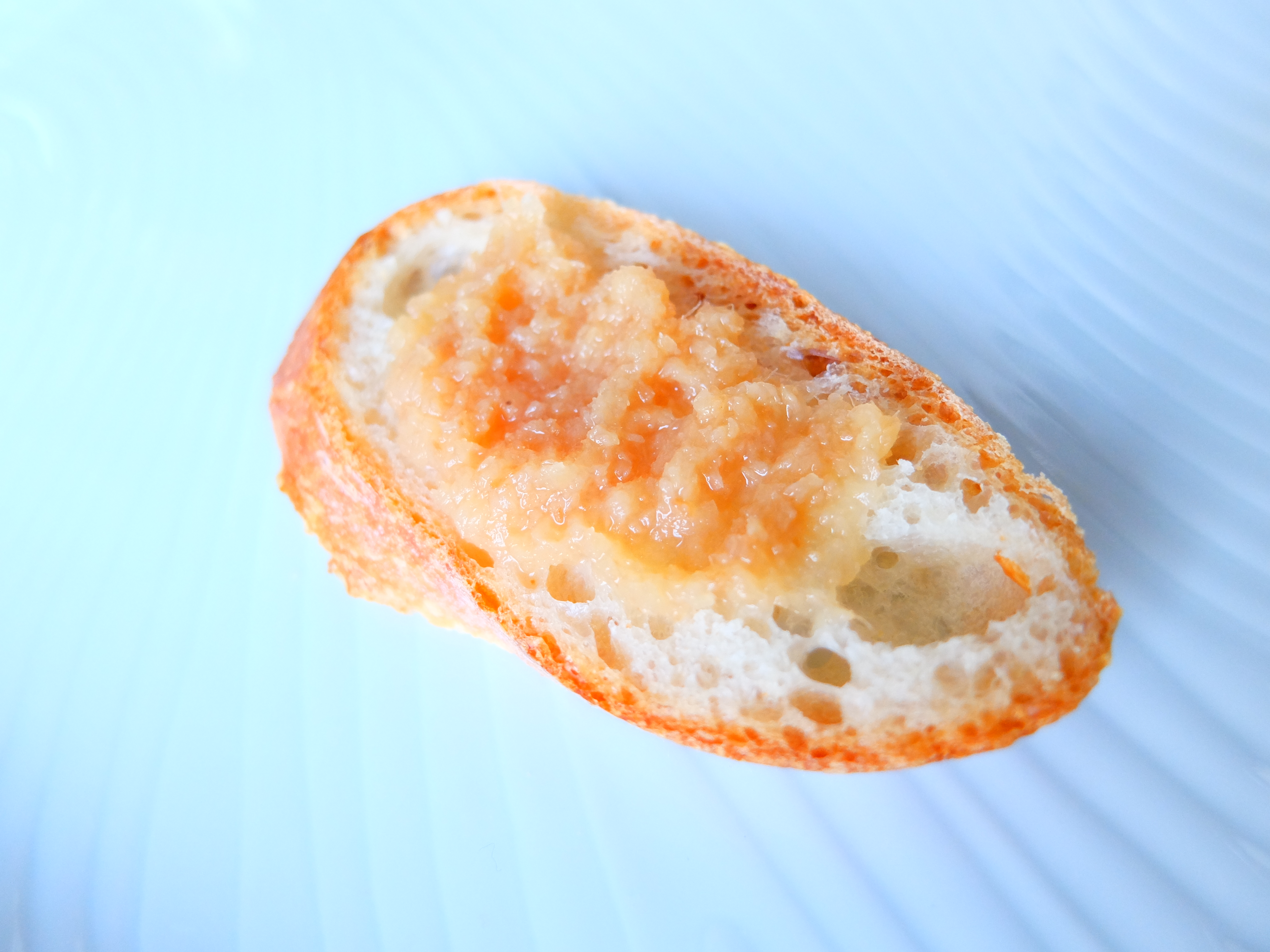 生姜ジャムをパンに塗った写真